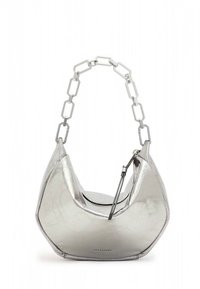 Bolso metálico plateado con una silueta estructurada, con una correa de cadena gruesa y cierre con cremallera. Acabado texturizado y detalle de logotipo.