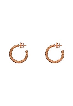 Pendientes de aro en oro rosa con un diseño de cuerda trenzada, que cuentan con un cierre de respaldo a presión seguro y una superficie lisa y reflectante.