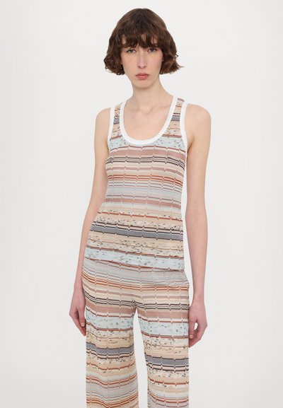 Tank top s motívom, ktorý má vertikálne pruhy v pastelových farbách, s bielym okrúhlym výstrihom a priliehavým strihom. Mäkka, textúrovaná tkanina.