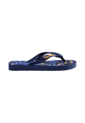 Niebieskie klapki typu flip-flop z grafiką Batmana na podeszwie i granatowymi paskami z pomarańczowym logo "havaianas" po boku, widoczne z prawego profilu.