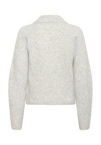 Hellgrauer, gestrickter Pullover mit langen Ärmeln und umgeschlagenem Kragen, von hinten auf weißem Hintergrund gezeigt.