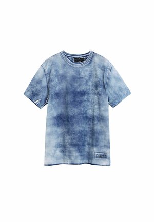 Lyhythihainen sininen t-paita, jossa haalistunut, teksturoitu kuvio, pyöreä pääntie ja pieni kangasmerkki alareunassa.