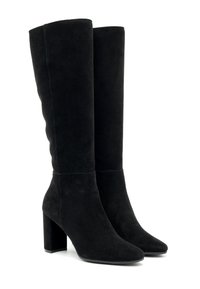 Czarne zamszowe botki za kolano z grubym, wysokim obcasem i spiczastym noskiem. Gładka faktura z subtelnymi detalami przeszycia wzdłuż cholewki.