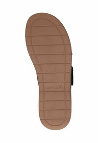 Sandale noire avec une semelle en caoutchouc texturé. L'envers présente un motif ondulé et le nom de la marque "Caprice" embossé sur la zone du talon.