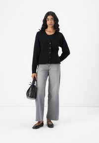 Object OBJREYNARD - Kofta - black