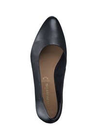 Scarpa piatta nera in pelle con punta affilata e finitura liscia. Presenta un design con lato aperto e una soletta imbottita. Branding dorato all'interno.
