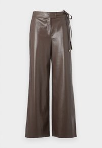 Pantaloni a gamba larga in finta pelle marrone con vita alta e dettaglio di legatura laterale su sfondo bianco.