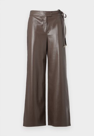 Braune Fake-Leder-Hosen mit weitem Bein, hoher Taille und seitlicher Bindeschleife auf weißem Hintergrund.