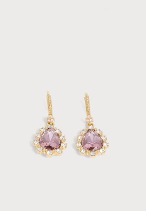 Boucles d'oreilles ton or avec des pierres violettes en forme de goutte entourées de cristaux clairs, avec des crochets dorés détaillés sur un fond clair.