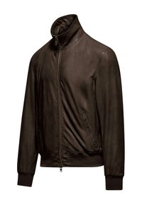Giubbotto di pelle marrone scuro, con colletto alto, zip frontale, due tasche laterali angolate e polsini e orlo a costine. Texture liscia.