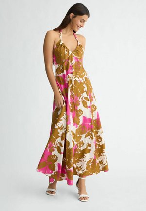 Abito maxi con scollo all'americana floreale in tonalità di rosa, bianco e marrone; presenta una silhouette fluida e un tessuto leggero con una lieve lucentezza.