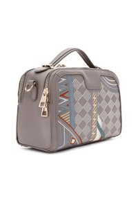 Grijze leren tas met geometrische stoffen accenten in blauw, rood en geel. Voorzien van dubbele ritssluitingen, een handvat aan de bovenkant en decoratieve hardware.