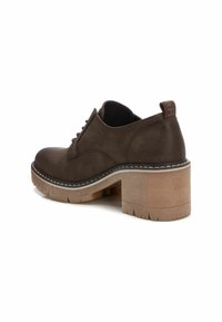 Scarpe con tacco in suede marrone, dotate di una spessa zeppa e di un tacco in gomma chunky. Presentano dettagli cuciti e un tassello sul retro.