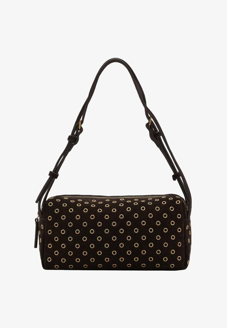 Sac à épaule rectangulaire noir avec des clous en œillet dorés et des bretelles doubles ajustables, fermeture éclair en haut.