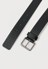 Fekete bőrszíj, fényes fém négyzetes csattal, amelyen egyenletesen elhelyezett lyukak találhatók a pánt mentén, fehér háttéren.