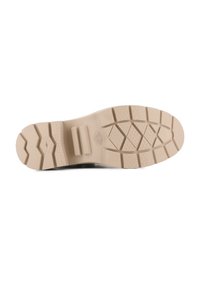 Semelle de chaussure en caoutchouc de couleur beige, dotée d'un motif de semelle texturé pour une adhérence optimale. Construction robuste avec des rainures marquées pour une meilleure traction.