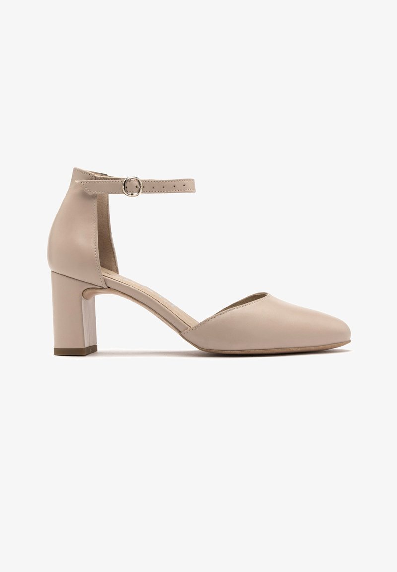 Beżowe szpilki z paskiem na kostce, wykonane z gładkiej skóry, z okrągłym noskiem i słupkowym obcasem dla stabilności.