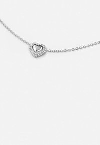 Collana a cuore in argento con superficie testurizzata, decorata con piccole gemme. Presenta un interno liscio e lucido e una catena collegata.