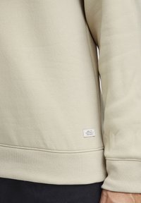 Thumbnail Image 5