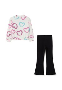 Sudadera blanca con patrones de corazones coloridos en rosa y azul, combinada con leggings de campana negros sólidos. Ambos hechos de una tela suave.