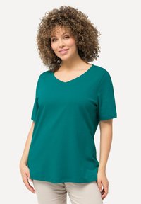Teal kortemouwen V-hals t-shirt van zachte stof, met een relaxte pasvorm en een gladde textuur. Geen opvallende patronen of accenten aanwezig.