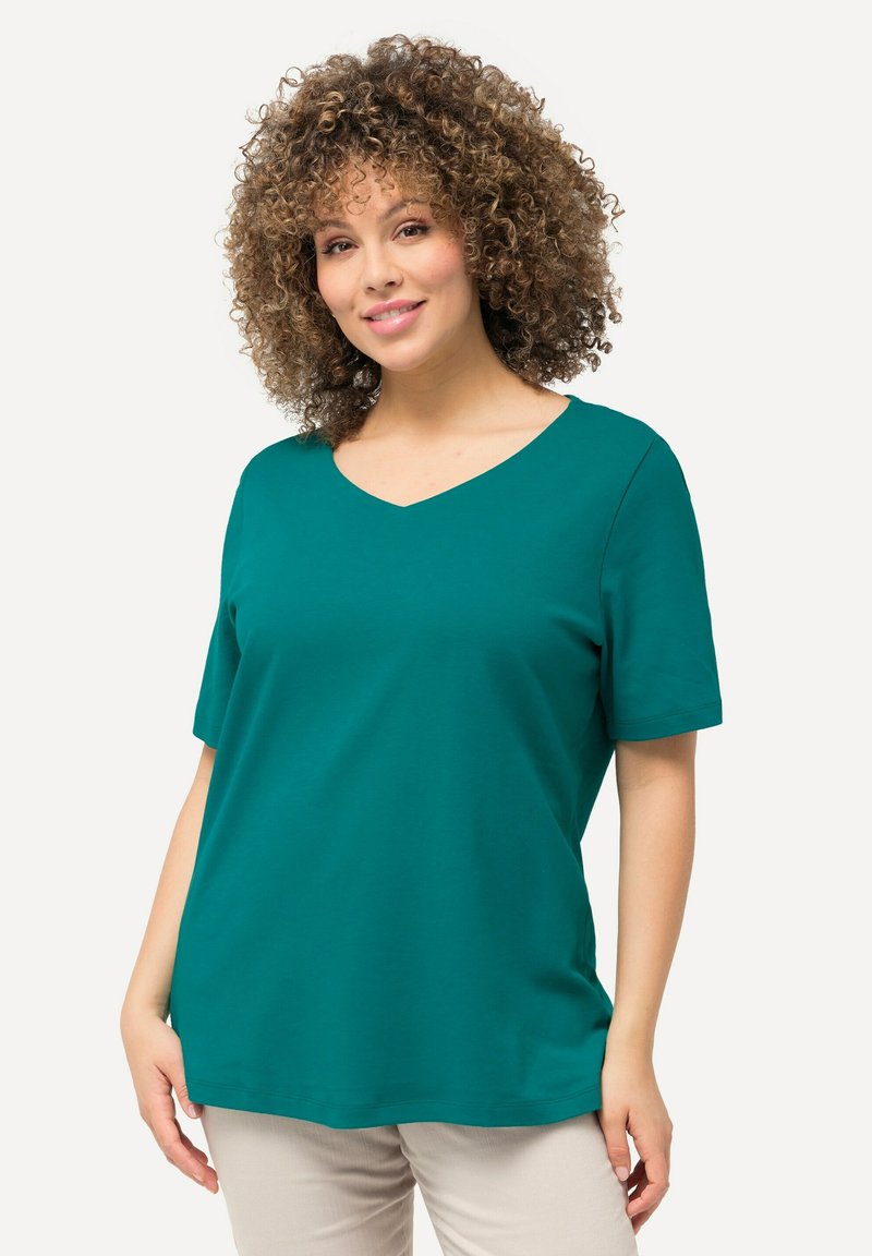 Teal kortærmet V-hals t-shirt lavet af blødt stof, med en afslappet pasform og glat tekstur. Ingen bemærkelsesværdige mønstre eller detaljer til stede.