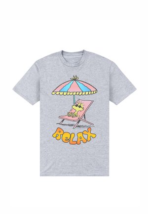 Szara koszulka z rysunkowym psem w okularach przeciwsłonecznych, który odpoczywa na różowym krześle pod pastelową parasolką, z napisem "RELAX" pomarańczowymi literami poniżej.