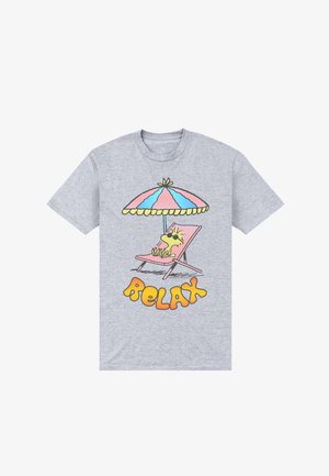 Szara koszulka z rysunkowym psem w okularach przeciwsłonecznych, który odpoczywa na różowym krześle pod pastelową parasolką, z napisem "RELAX" pomarańczowymi literami poniżej.