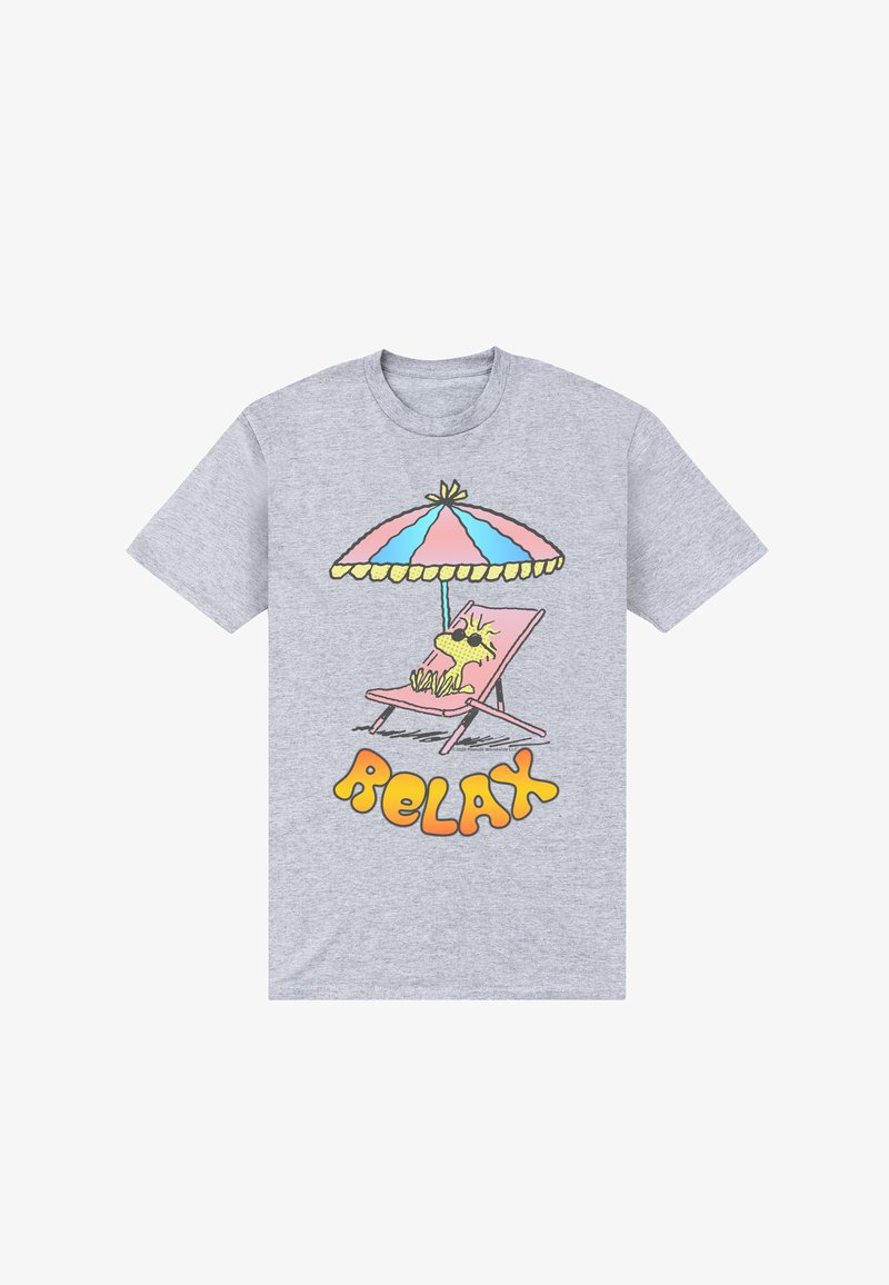 Szara koszulka z rysunkowym psem w okularach przeciwsłonecznych, który odpoczywa na różowym krześle pod pastelową parasolką, z napisem "RELAX" pomarańczowymi literami poniżej.