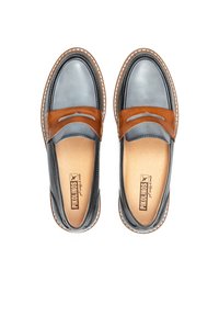 Mocasines de cuero gris con un acento marrón y detalles de costura. Diseño de punta redonda con un acabado suave. El interior cuenta con una plantilla de marca.