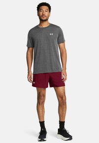 Under Armour LAUNCH - Spordišortsid - cardinal