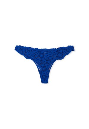 Perizoma in pizzo di un blu vivace, caratterizzato da motivi floreali, bordi a scallop e una forma minimalista progettata per il comfort.