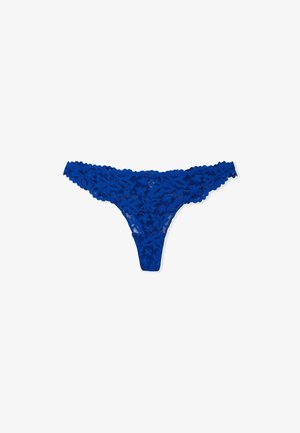 Kantstring in levendig blauw, met bloemmotieven, gegolfde randen en een minimalistische vorm die is ontworpen voor comfort.
