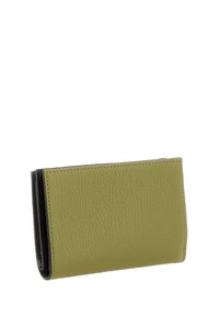 Portafoglio in pelle verde con finitura testurizzata e dettaglio nero. Design a pieghe senza hardware o motivi visibili.