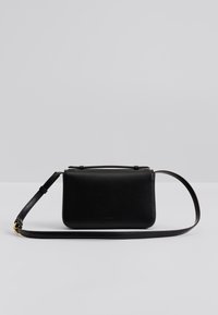 Μαύρη δερμάτινη τσάντα χιαστί με ορθογώνιο σχήμα, μινιμαλιστικό σχεδιασμό, ρυθμιζόμενο λουράκι και μικρό ανάγλυφο λογότυπο στο μπροστινό μέρος.