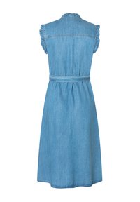 Denimkleid, hellblau, knielang, ärmellos mit gerafften Schultern, tailliert und mit gerafftem Rückendetail.