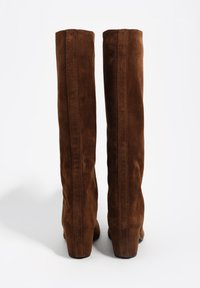 Brązowe kozaki za kolano z zamszu o gładkiej fakturze, z cienkim czubkiem i obcasem na słupku, podkreślone pionowymi przeszyciami.