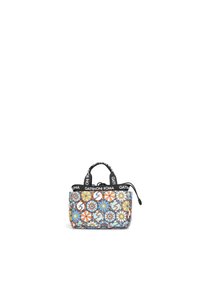 Sac à main en tissu multicolore présentant un motif floral et géométrique, avec deux poignées supérieures et un accent logo noir autour de l'ouverture.