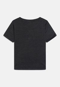 T-shirt noir à manches courtes avec un col rond. Texture douce, coupe décontractée, et les coutures le long des manches et de l'ourlet sont visibles.