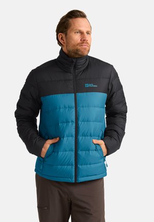 Blaue und schwarze, gepolsterte Jacke mit hohem Kragen, mit einem durchgehenden Reißverschluss, sichtbaren Nähten und Seitentaschen. Logo auf der Brust.