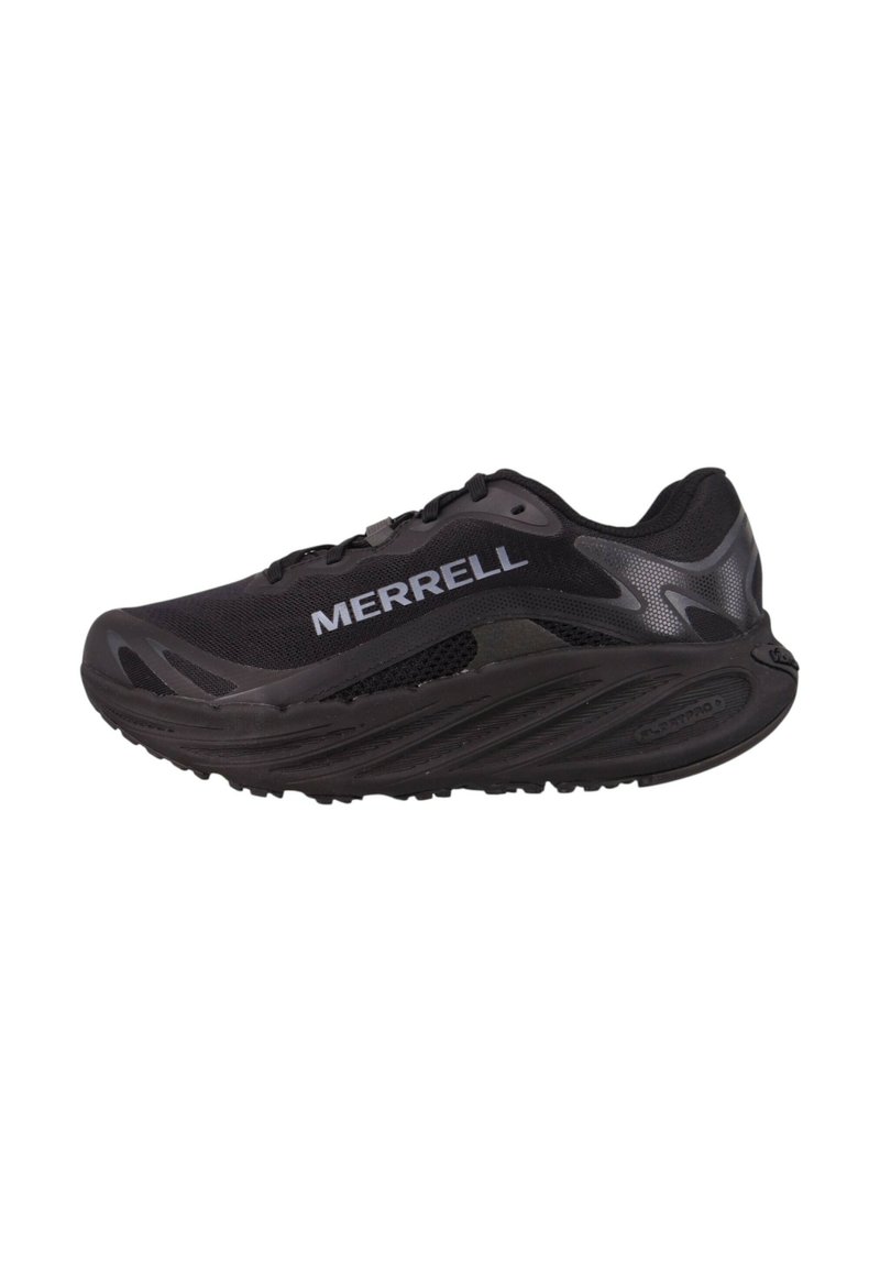 Chaussure de sport noire avec tige en maille, accents réfléchissants, semelle épaisse et motif de semelle texturé. Présente de manière évidente le logo 'MERRELL'.