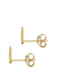 Boucles d'oreilles en métal doré avec un design circulaire plat et une fermeture à poussoir sécurisée. Texture lisse avec finition polie.