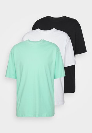 Trois t-shirts à manches courtes : vert menthe, blanc et noir. Fabriqués en coton doux, ils présentent un col rond et une coupe décontractée.