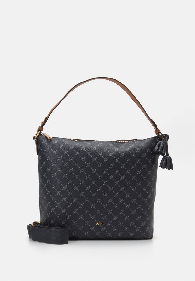 Czarna torebka w wzór z materiału syntetycznego. Posiada główny zamek błyskawiczny, regulowaną skórzaną rączkę na ramię oraz akcenty z chwostami. Widoczny detal z logo w kolorze złotym.