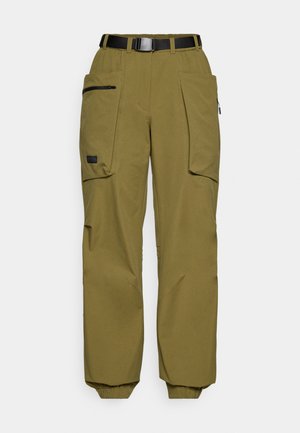 Pantaloni cargo verde oliva con polsini elastici, grandi tasche laterali con cerniere e una cintura nera regolabile in vita.