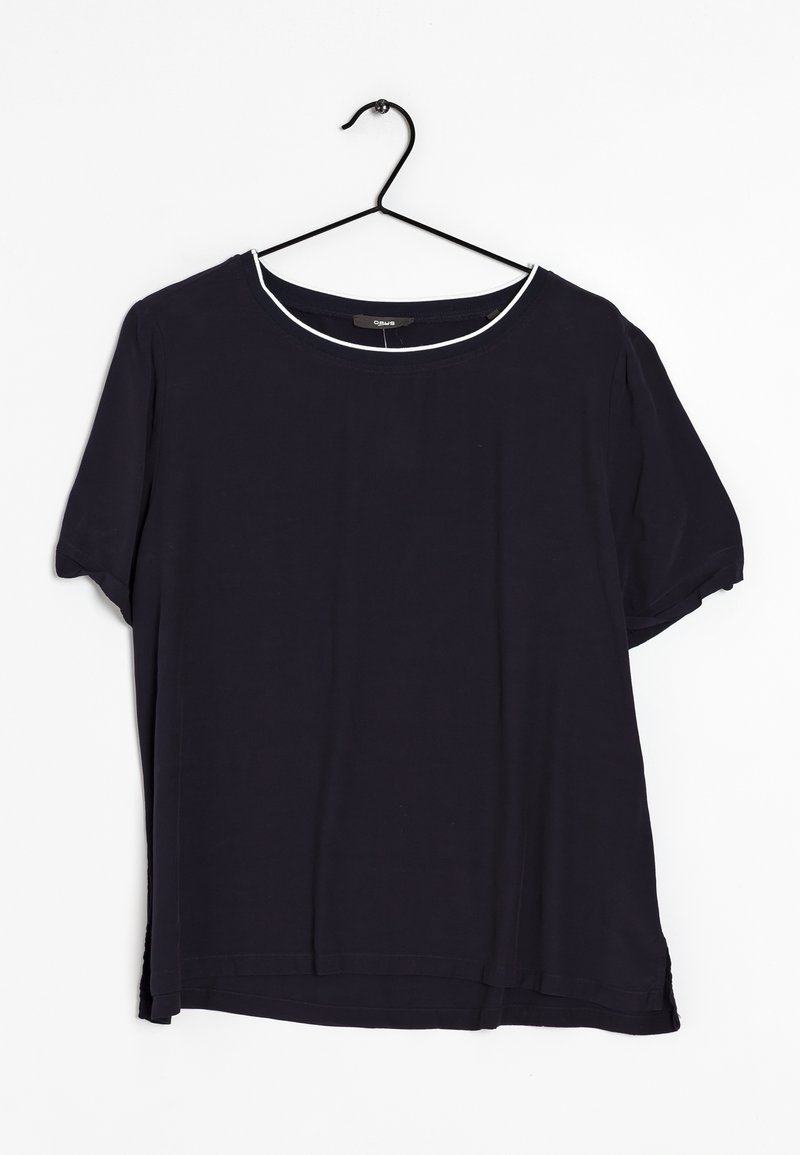 Haut noir à manches courtes avec un col rond et des finitions blanches. Fabriqué en tissu lisse avec des fentes sur les côtés à l'ourlet pour un détail supplémentaire.