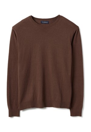 Suéter marrón de manga larga con cuello redondo, puños y dobladillo acanalados, colocado plano, con una pequeña etiqueta negra dentro del cuello.