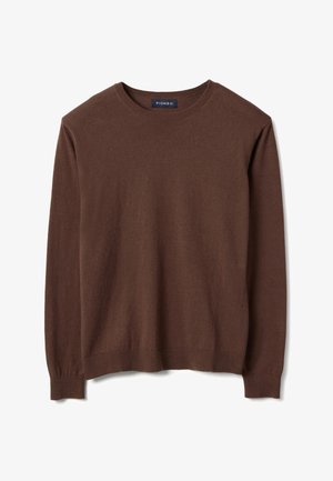 Pull à manches longues et col rond marron avec poignets et ourlet côtelés, posé à plat, avec une petite étiquette noire à l'intérieur du col.