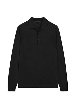 Svart långärmad pikétröja i mjukt tyg med en platt krage, tre knappar framtill och ribbade muddar; enkel och klassisk design.
