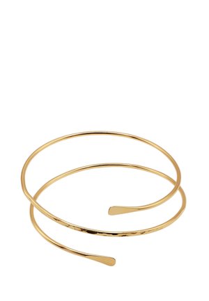 Bracelet manchette ouvert fin en or avec un design à double bande et des extrémités arrondies et lisses sur fond blanc.